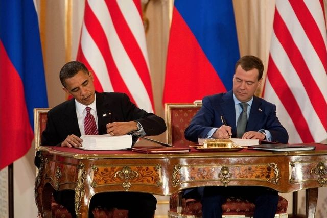 obama-and-medvedev-sign-new-start-treaty.jpg